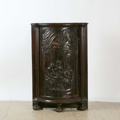 Encoignure en chêne foncé mouluré Porte cintrée sculptée de …