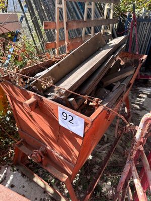 un tas de bois posé par terre près d'une clôture