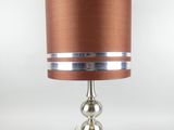 une photo d'une lampe de table surmontée d'un abat-jour marron