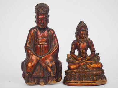 une paire de statues en bronze représentant des bouddhas assis sur une table