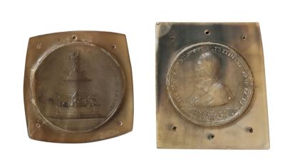 deux plaques en laiton sur lesquelles figurent les portraits d'un homme et d'une femme