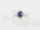 bague en saphir bleu et diamant sur fond blanc