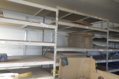 une pièce remplie d'étagères et de cartons