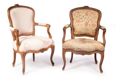 PAIRE DE FAUTEUILS CABRIOLET en hêtre mouluré et sculpté à décor de fl - Photo 1