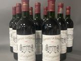 six bouteilles de vin rouge alignées sur une table