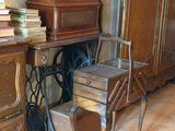 une chaise et une table sur laquelle sont posés des livres, dans une pièce