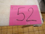 un autocollant rose sur lequel est inscrit « 52 » sur le côté d'une table