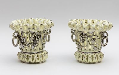 deux vases placés l'un à côté de l'autre
