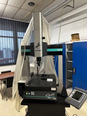 une image représentant une machine posée sur une table dans une pièce