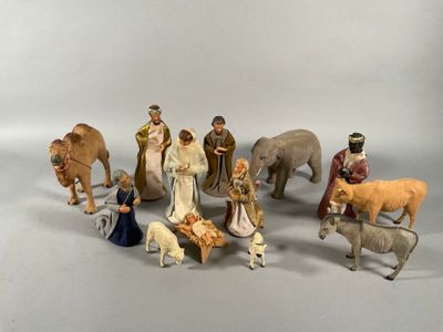 Crèche Napolitaine, comprenant 13 sujets dont 7 personnages …