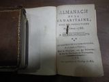 un vieux livre ouvert sur une table, dans un étui en cuir