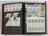 un livre ouvert dont les pages sont ornées de timbres et sur lequel figure l'image d'une femme