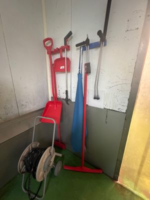 un grand nombre d'outils accrochés au mur