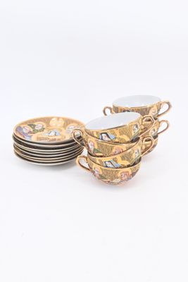 quatre tasses et une soucoupe sont empilées les unes sur les autres