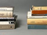 plusieurs livres sont empilés sur une table