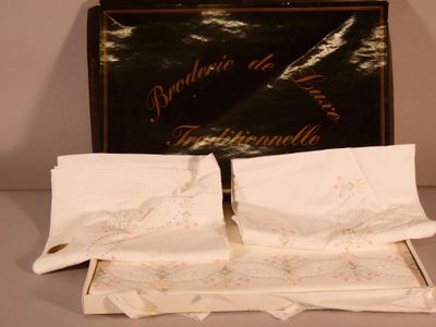 Broderie de luxe traditionnelle.