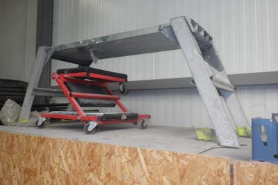 une photo d'une plate-forme de travail surmontée d'une échelle