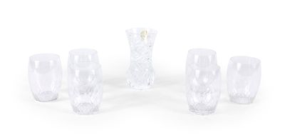 cinq vases transparents posés sur une table, sur fond blanc
