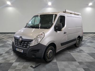 la photo d'une camionnette blanche garée dans une pièce