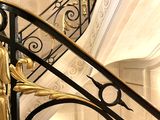 une statue en or sur les marches d'un immeuble
