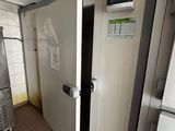 un réfrigérateur et un micro-ondes dans une petite pièce