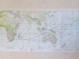 une carte du monde accrochée au mur d'une pièce