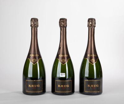 trois bouteilles de champagne, toutes portant la même étiquette
