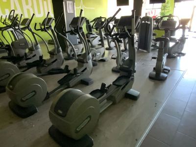 des rangées de vélos d'appartement alignés dans une salle de sport
