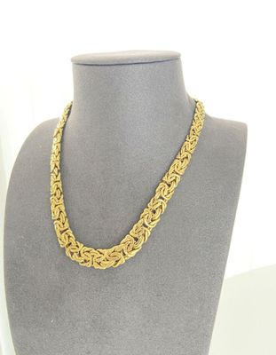 a gold chain necklace on a mannequin mannequin mannequin mannequin mannequin mannequin mannequin mannequin manne