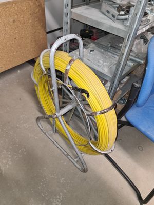 deux chaises bleues et un tuyau jaune dans une pièce