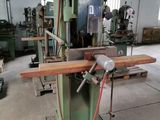 une machine qui se trouve à l'intérieur d'un bâtiment