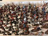 de nombreuses figurines dans un bac en plastique posé sur une table