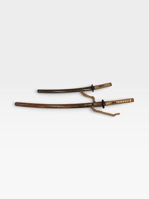 une paire de sabres de samouraï à poignée en bois