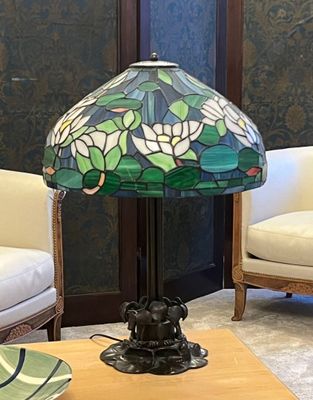 Lampe Tiffany d'après avec abat-jour tronconique - Objet d'art
