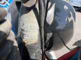un gros plan d'une moto sur laquelle est posé un casque