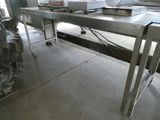 une machine posée sur une table dans une pièce