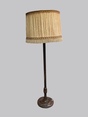 une lampe posée sur une table