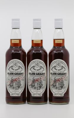 trois bouteilles de whisky Glen Grant sur fond blanc