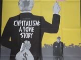 une image d'une affiche du film « Capitalisme : une histoire d'amour »