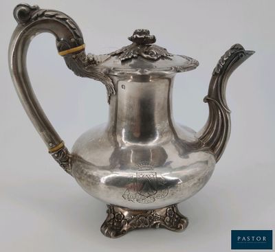 une théière ancienne en argent, munie d'une anse et d'un couvercle