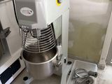 une photo d'un mixeur dans une cuisine, en cours de réparation