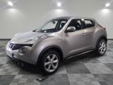 une photo d'un SUV Nissan Juke argenté dans un showroom