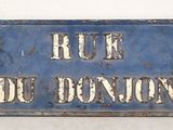 a blue sign that says rue de donion on it