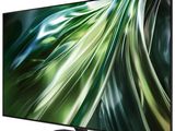 un téléviseur à écran plat posé sur un meuble, avec un fond vert en arrière-plan