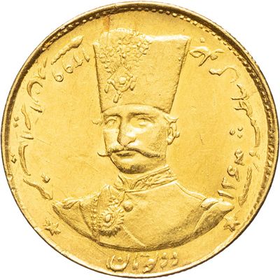 un gros plan d'une pièce d'or sur laquelle figure l'image d'un homme coiffé d'un chapeau