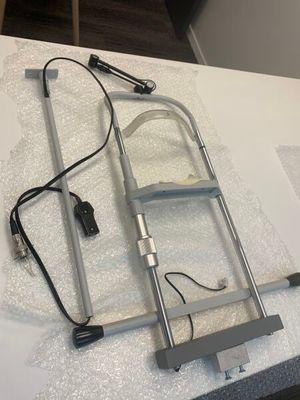 une échelle métallique posée sur une table