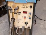 une machine posée sur le sol dans le garage