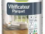 un flacon de « vitificateur parquet » dans un salon
