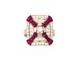 gros plan d'une bague en diamant et rubis sur fond blanc