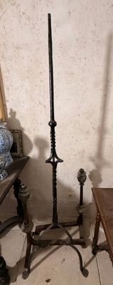 une table sur laquelle se trouvent un vase et une bougie